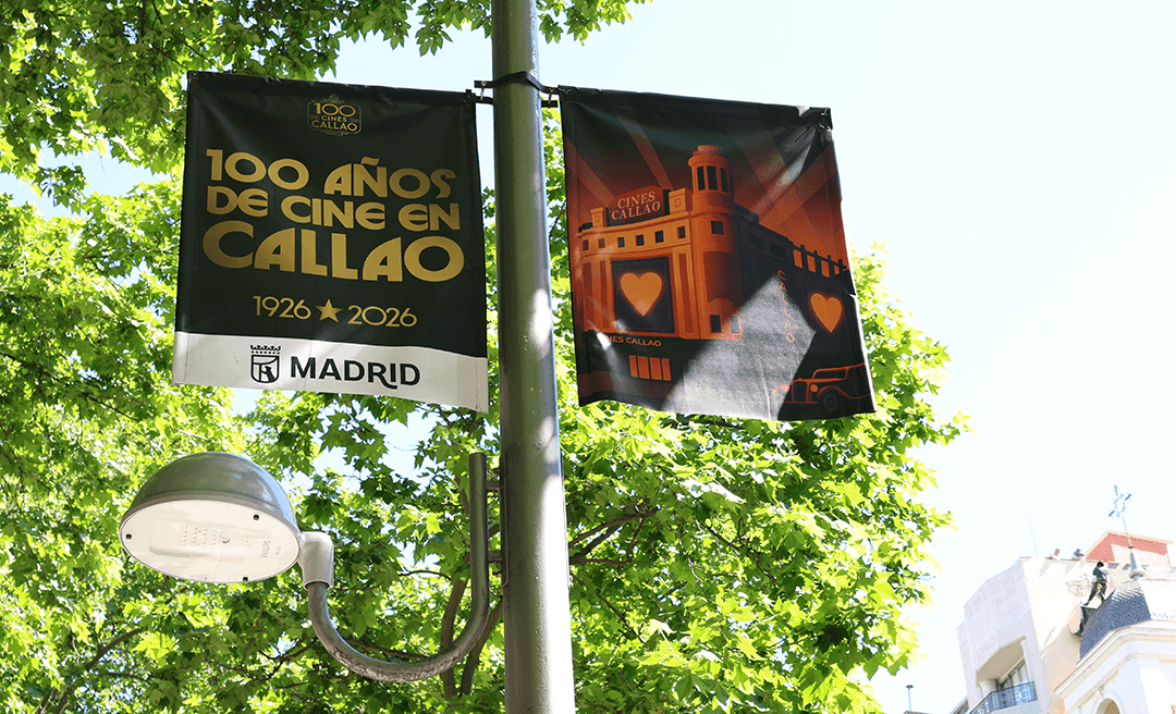 CINES CALLAO LLENA DE BANDEROLAS EL CENTRO DE MADRID